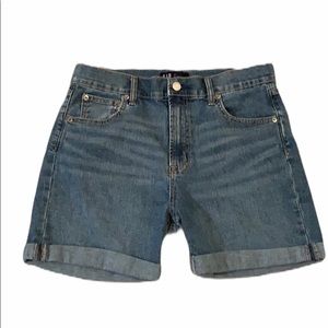 EUC Gap 5” relaxed fit shorts size 27